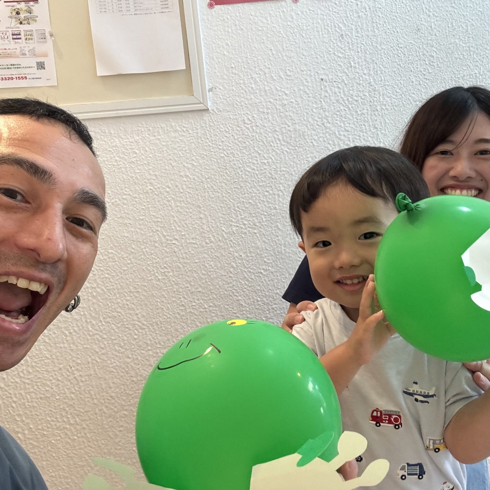 発音カードを使った英語アクティビティの様子